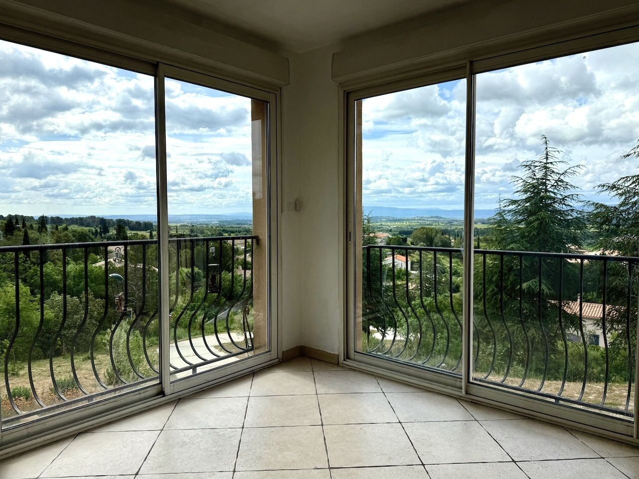Villa offrant une vue imprenable campagne jusqu'aux Pyrénées 