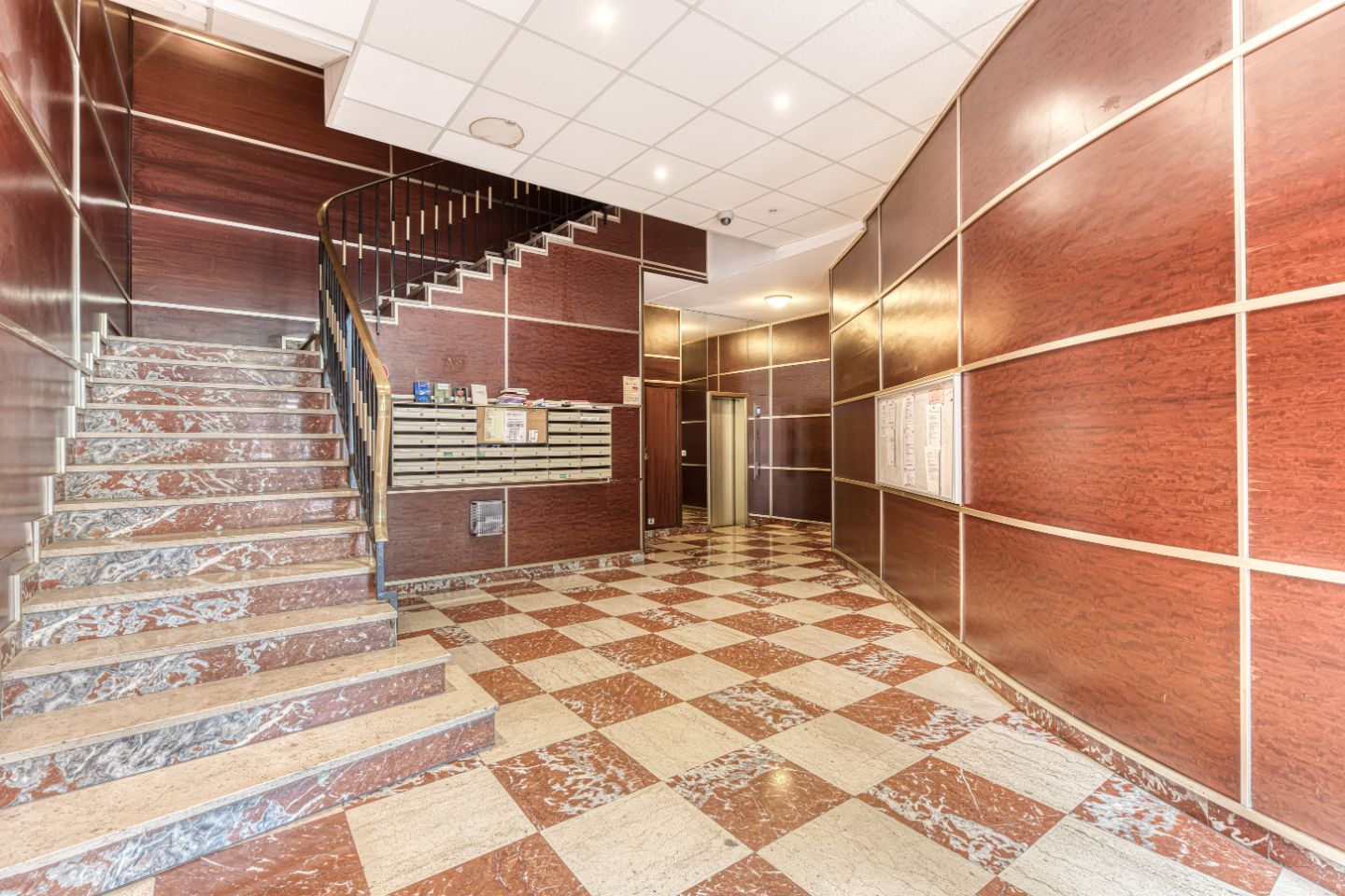 BELLEVILLE — 3 PIÈCES · 65,80 m² · BALCON 10,36 m² · 8ᵉ ÉTAGE · 