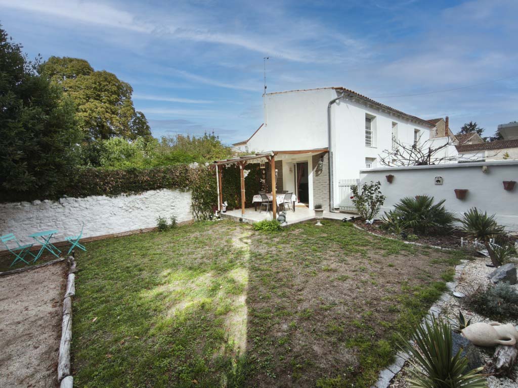 GÉMOZAC – CENTRE-VILLE – MAISON RÉNOVÉE JARDIN ET GARAGE 60 M²