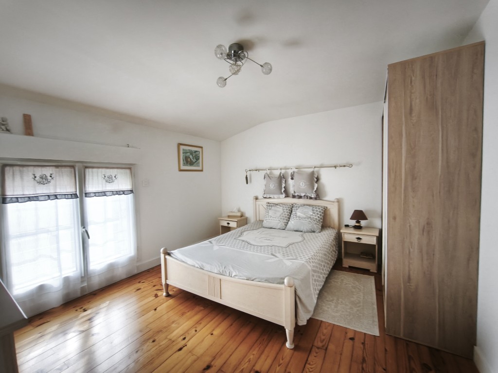 GÉMOZAC – CENTRE-VILLE – MAISON RÉNOVÉE JARDIN ET GARAGE 60 M²