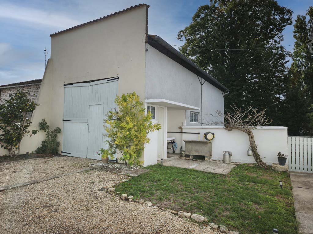 GÉMOZAC – CENTRE-VILLE – MAISON RÉNOVÉE JARDIN ET GARAGE 60 M²