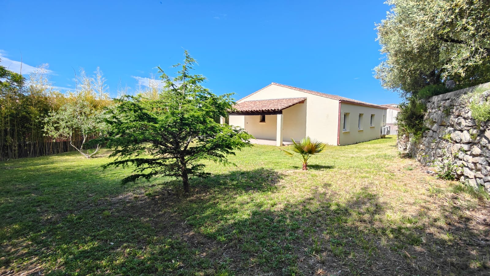 Exclusivité : Montmirat Maison plain-pied 130m2 4 chambres 