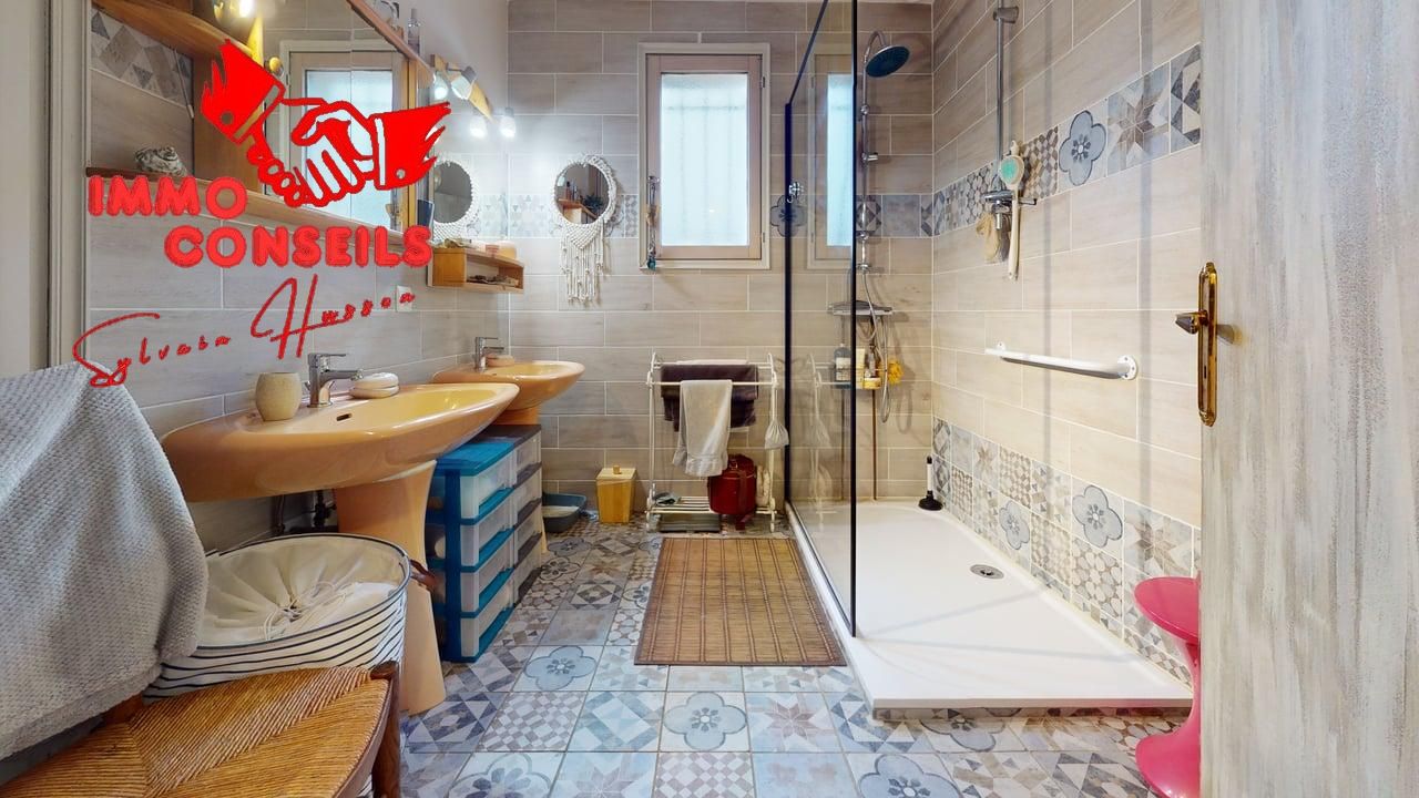 GRANDE MAISON AVEC UN STUDIO SUR UN TERRAIN DE 2340 M2