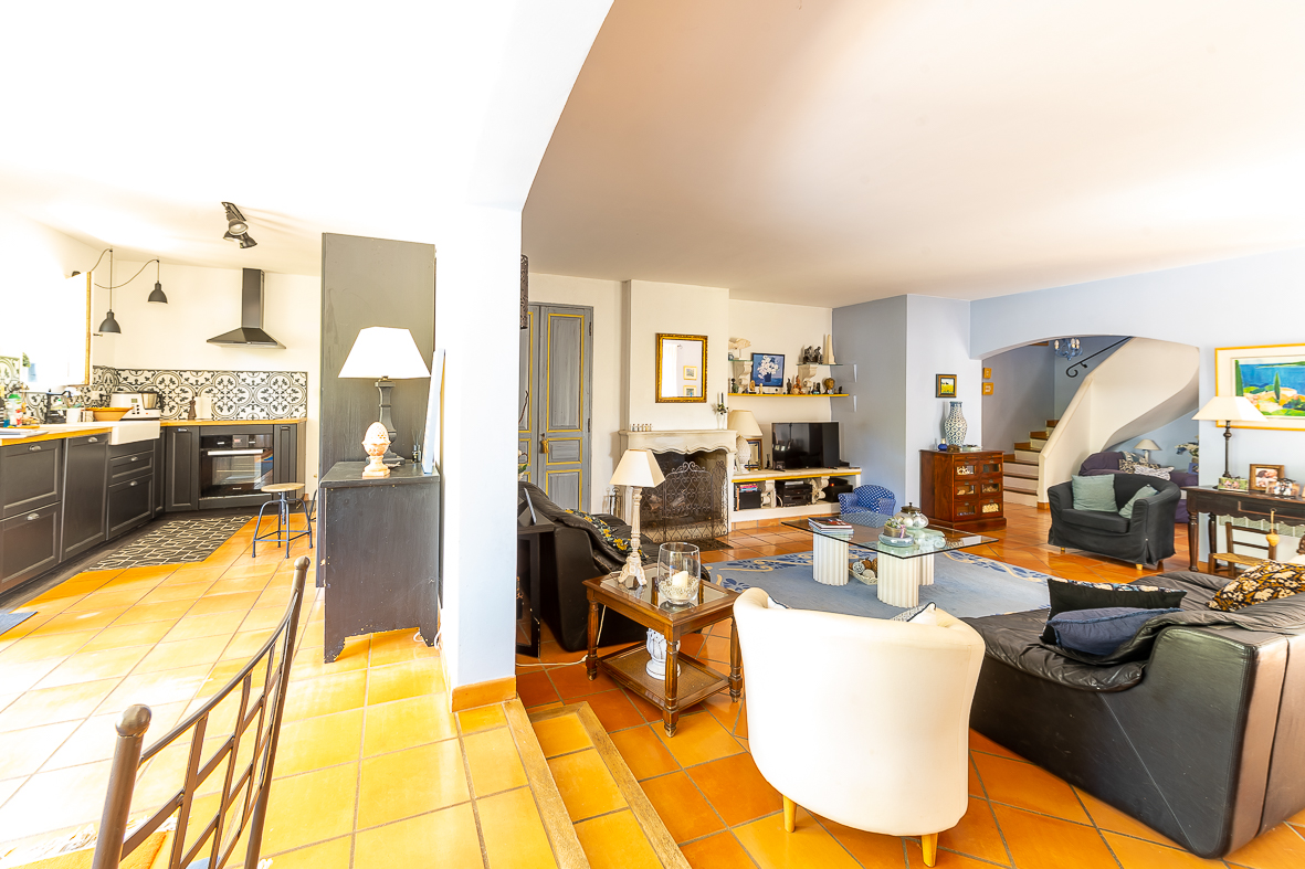 🏡 LA CADIÈRE-D’AZUR – ÉLÉGANTE PROPRIÉTÉ AVEC PISCINE