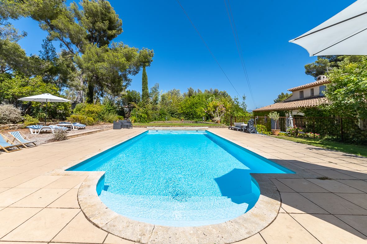 Maison à vendre  - 6 pièce(s) - 172m2 - La Cadière-d'azur (83740)