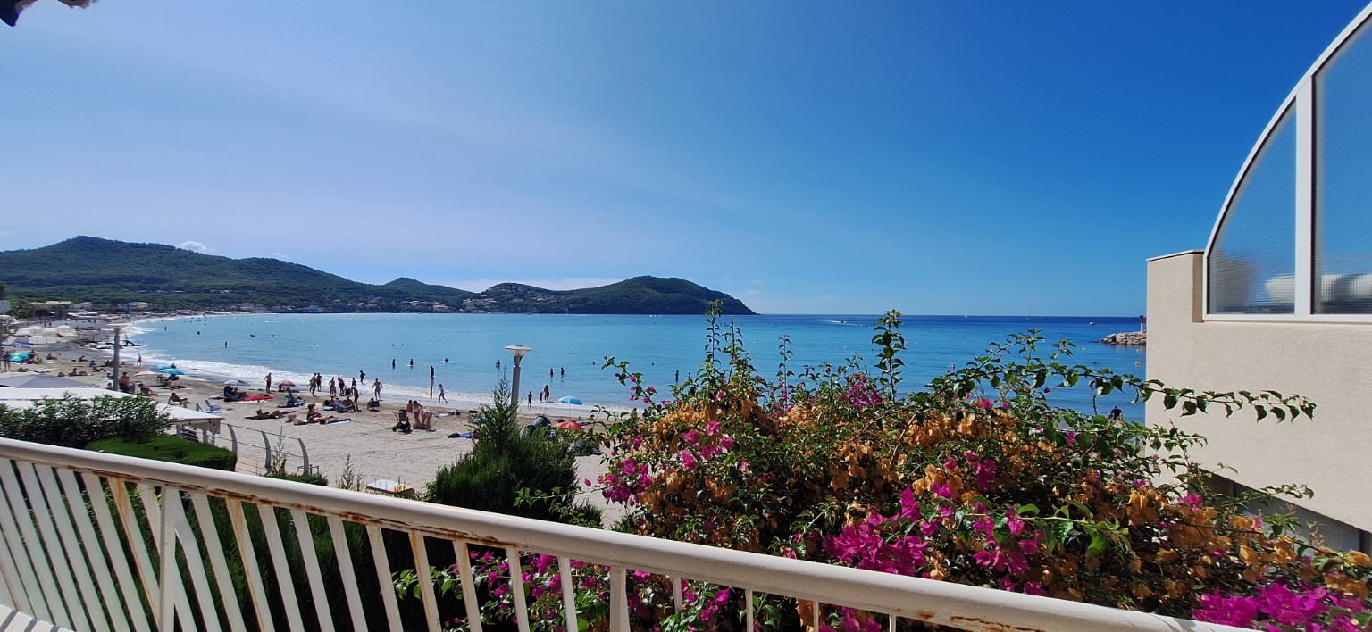 Un emplacement exceptionnel, la plage juste en face ! 🏖️