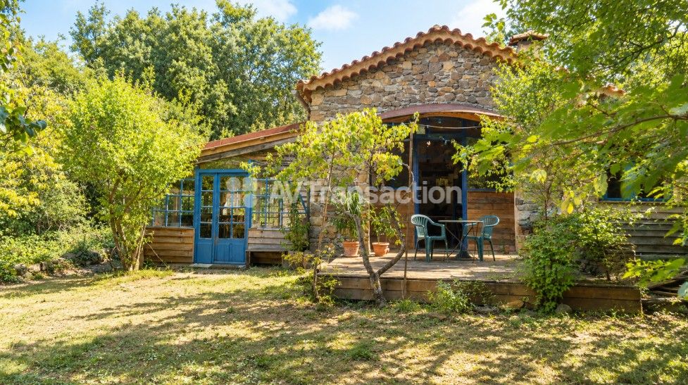Deux maisons, un studio, dépendances sur 26 hectares