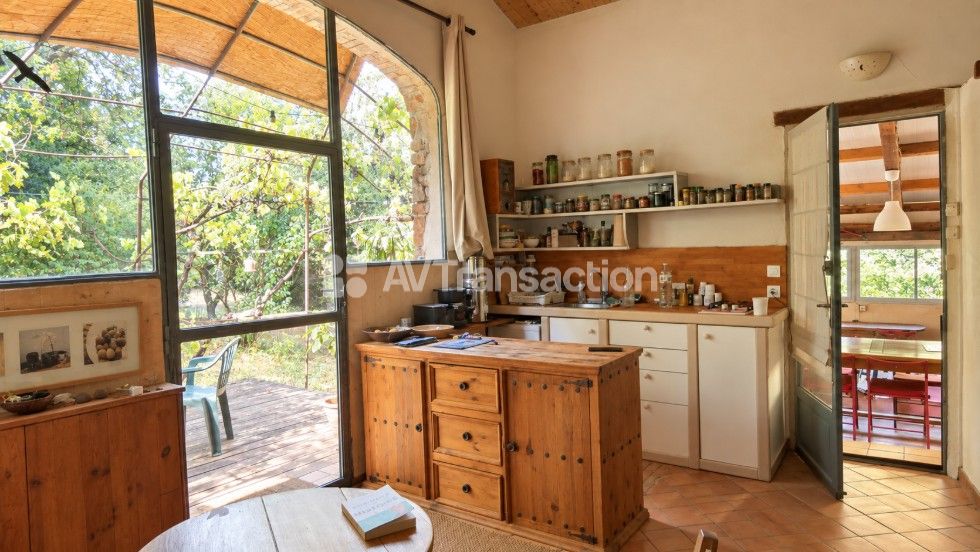 Deux maisons, un studio, dépendances sur 26 hectares