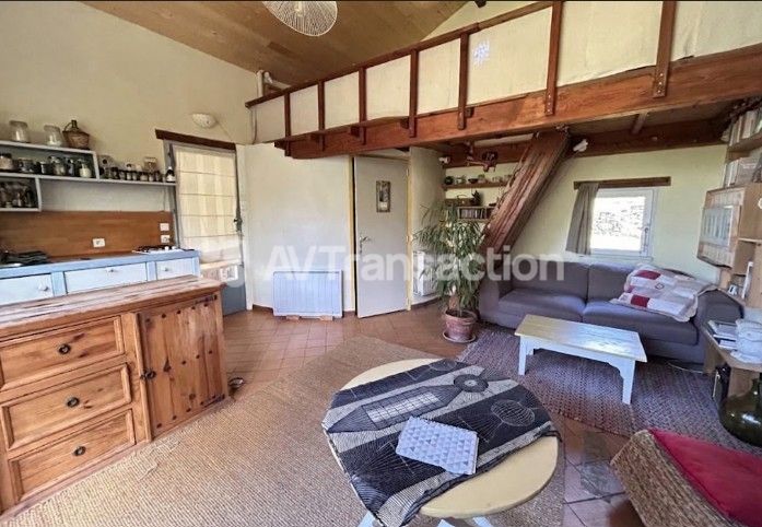 Deux maisons, un studio, dépendances sur 26 hectares