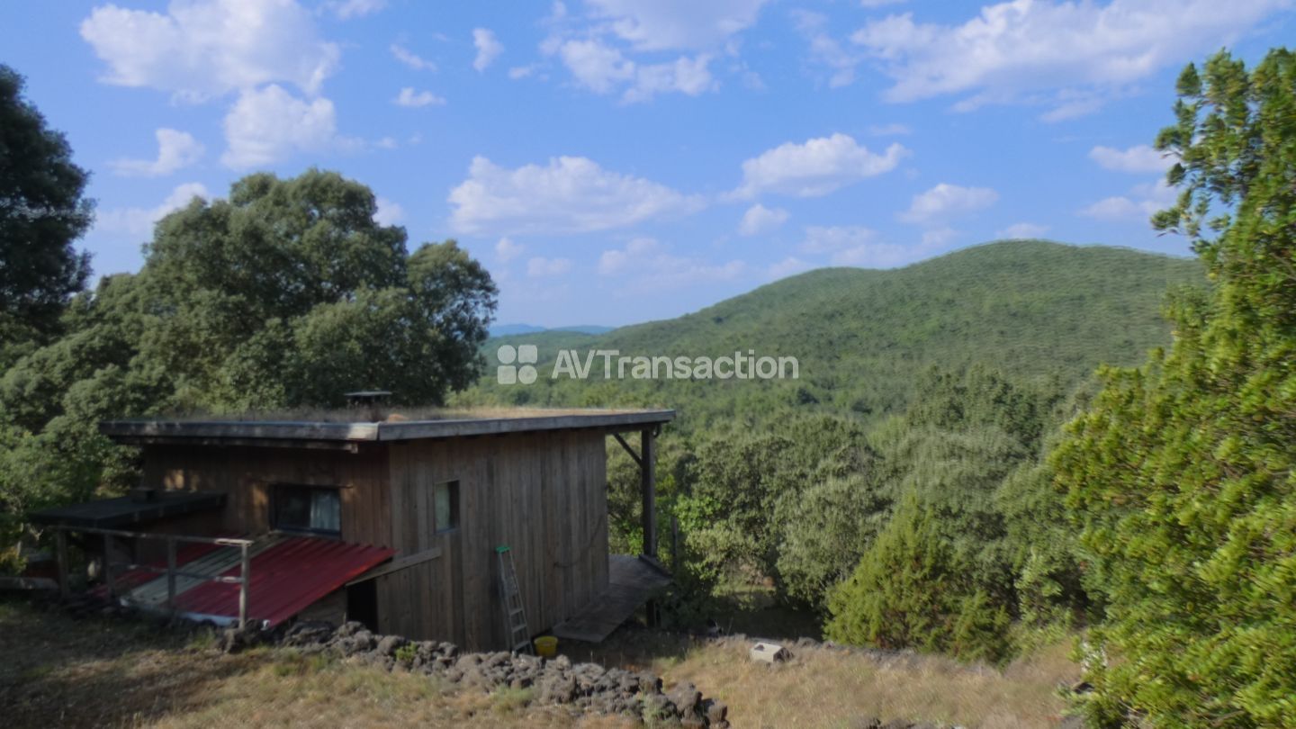 Deux maisons, un studio, dépendances sur 26 hectares