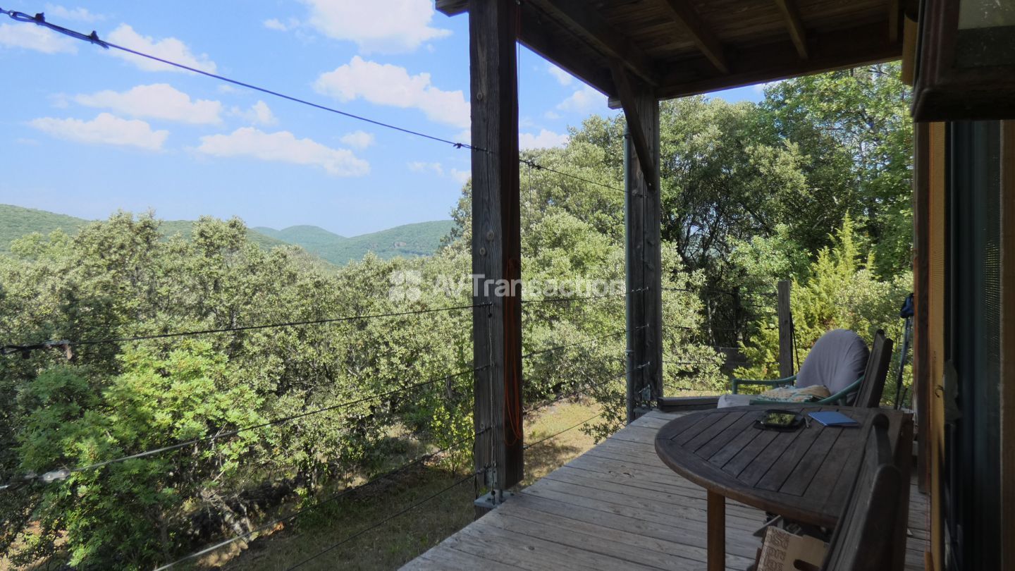 Deux maisons, un studio, dépendances sur 26 hectares