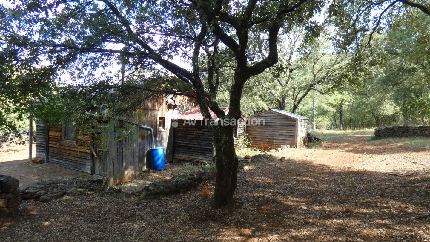 Deux maisons, un studio, dépendances sur 26 hectares