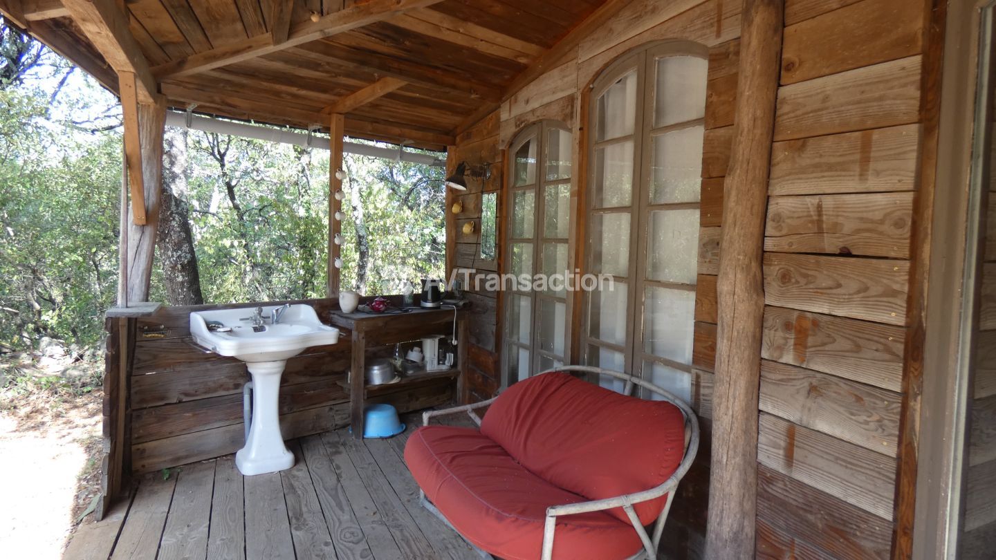 Deux maisons, un studio, dépendances sur 26 hectares