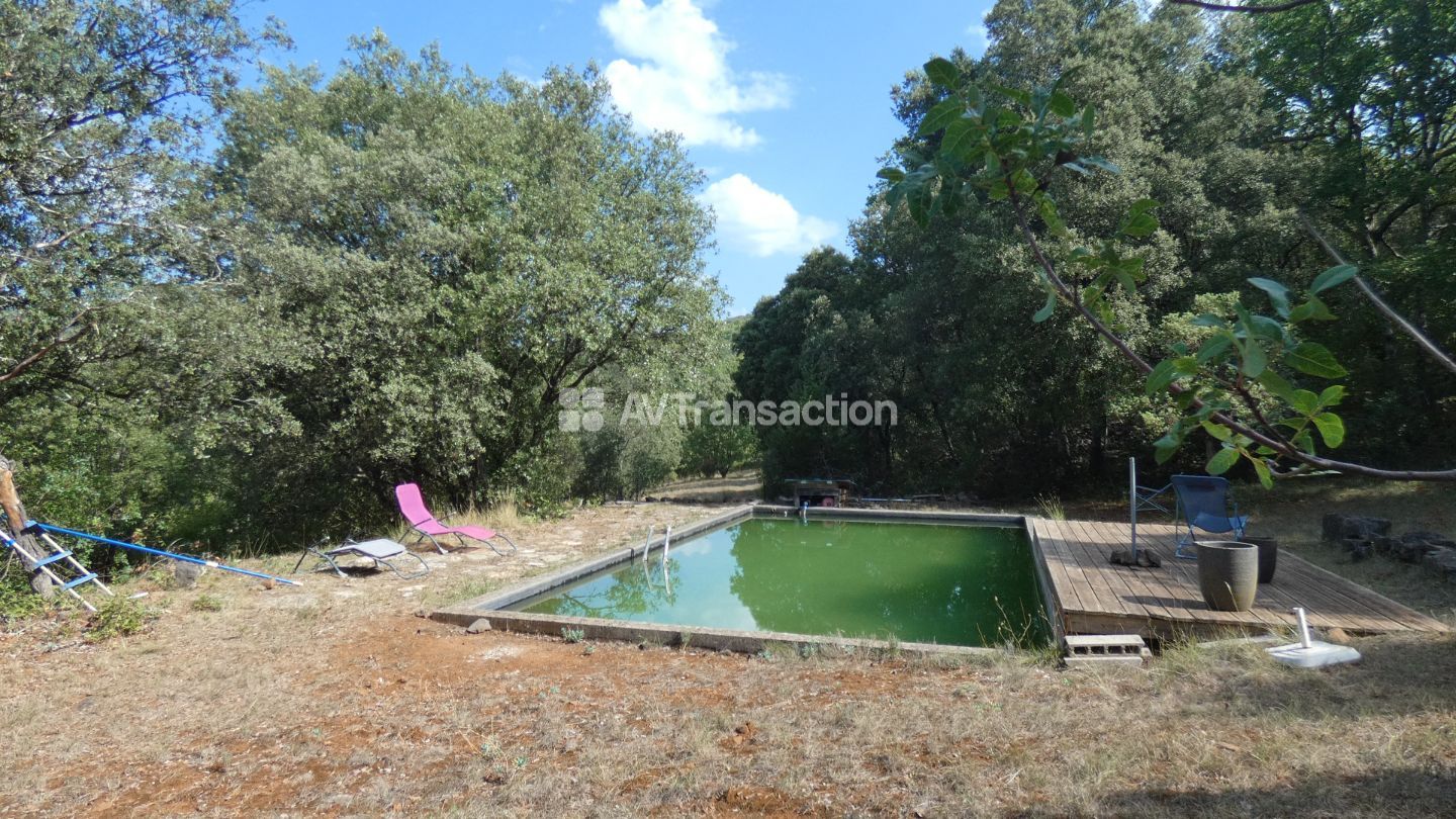 Deux maisons, un studio, dépendances sur 26 hectares