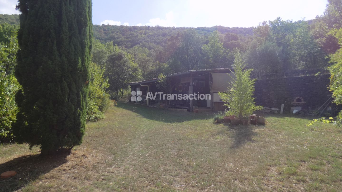 Deux maisons, un studio, dépendances sur 26 hectares