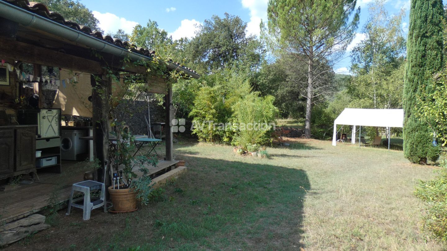 Deux maisons, un studio, dépendances sur 26 hectares
