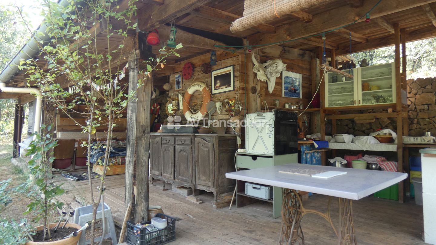 Deux maisons, un studio, dépendances sur 26 hectares