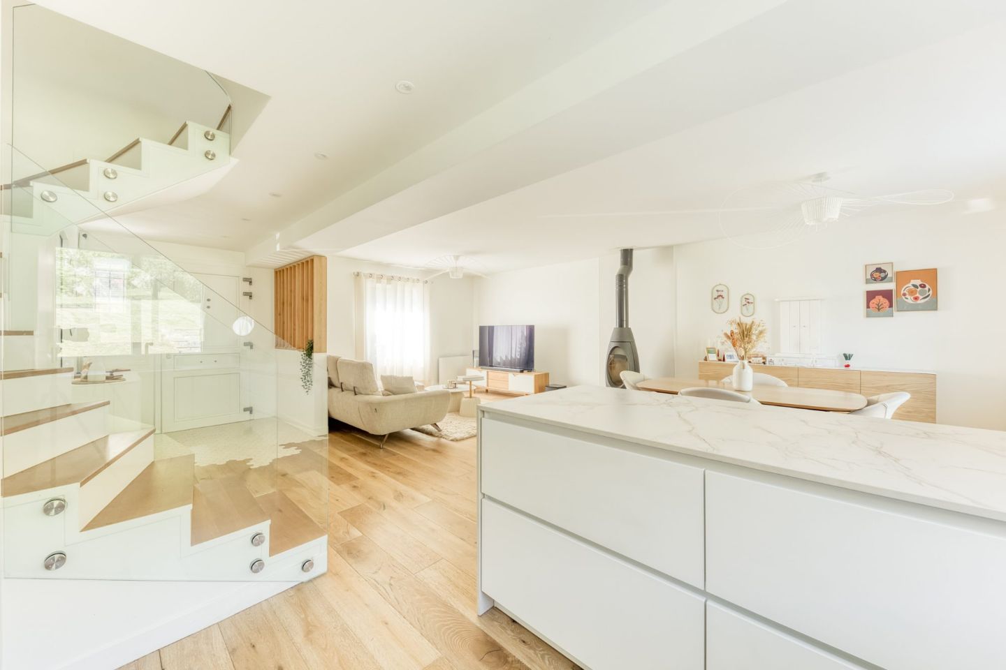 MAISON COMME NEUVE (2023) – Posez vos valises !