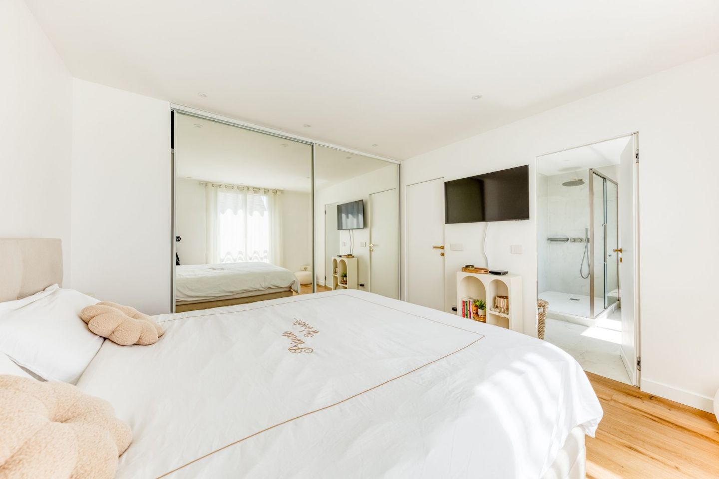 MAISON COMME NEUVE (2023) – Posez vos valises !