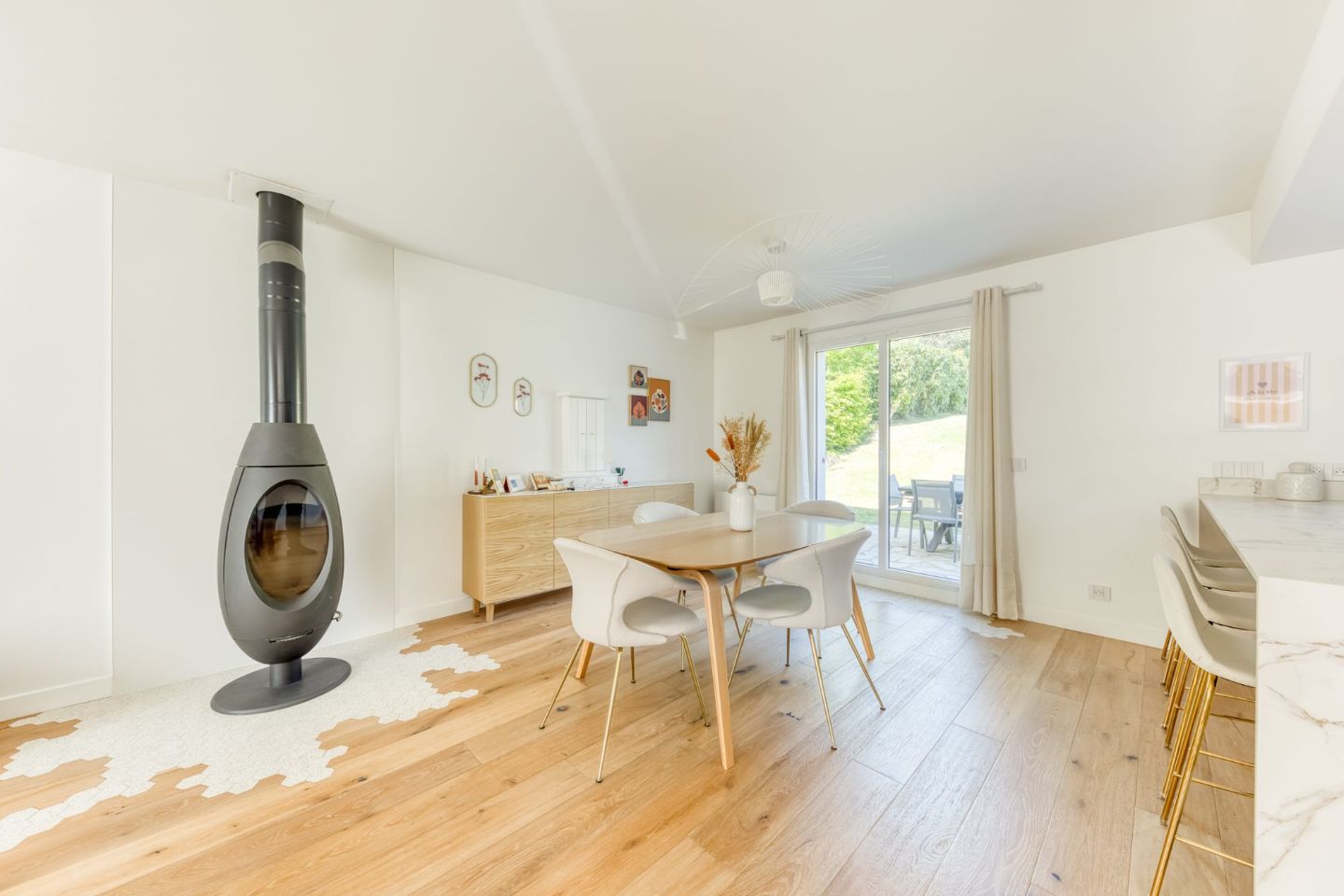 MAISON COMME NEUVE (2023) – Posez vos valises !