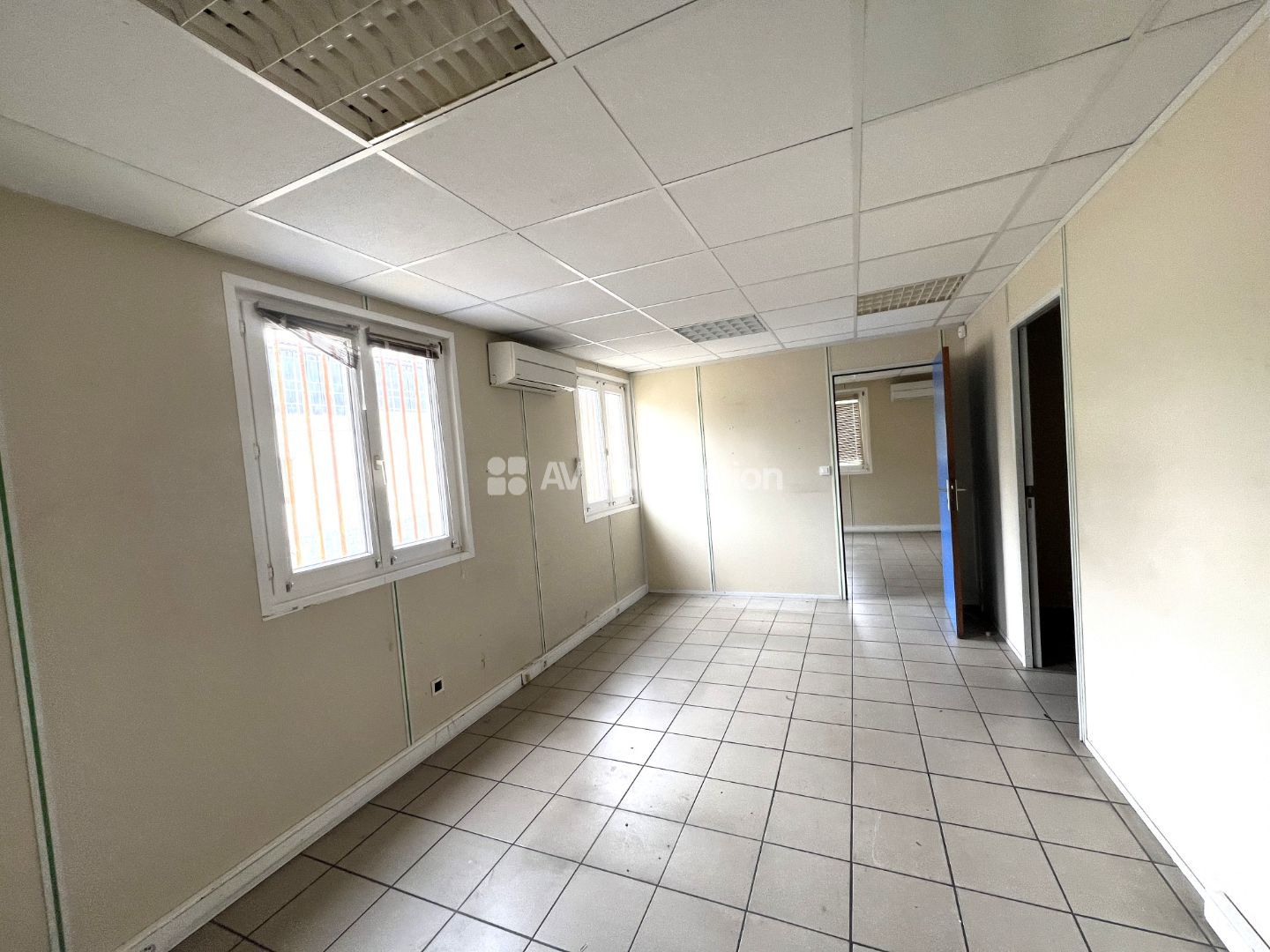 Locaux d'activité à vendre  - 6 pièce(s) - 915m2 - Douains (27120)