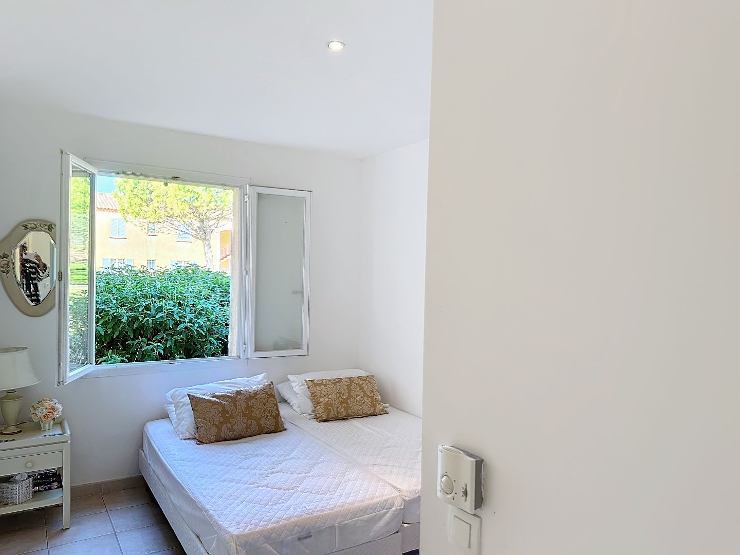 Superbe apartement avec terrasse dans résidence avec piscine