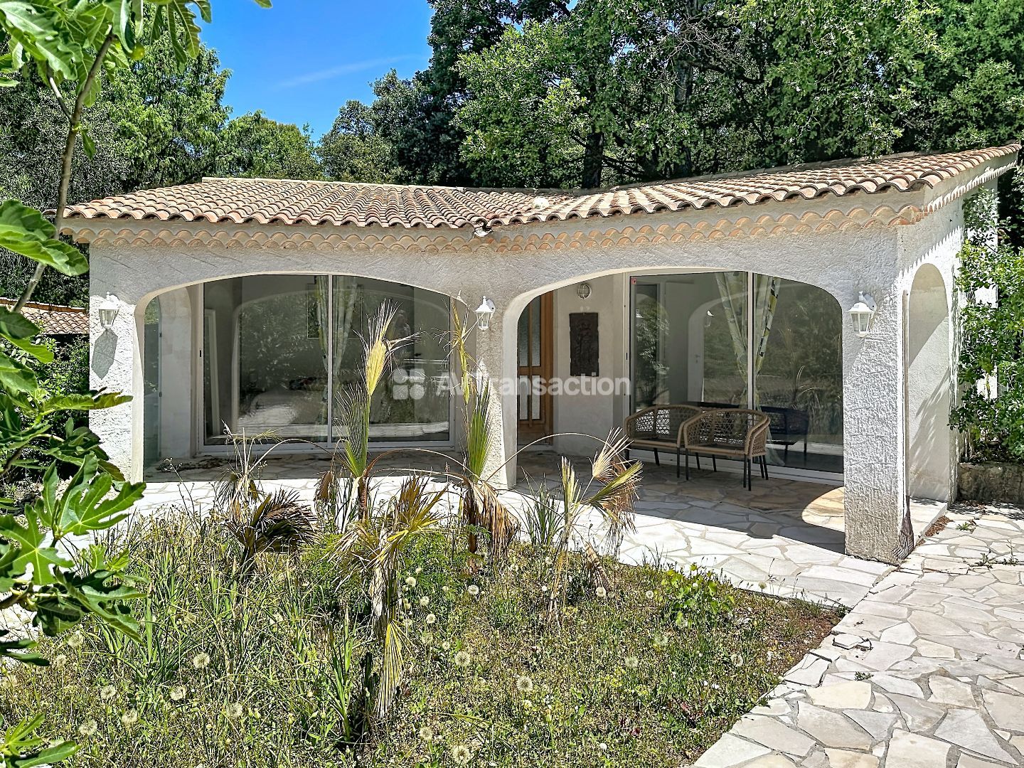 Villa de charme dans un écrin de verdure avec piscine