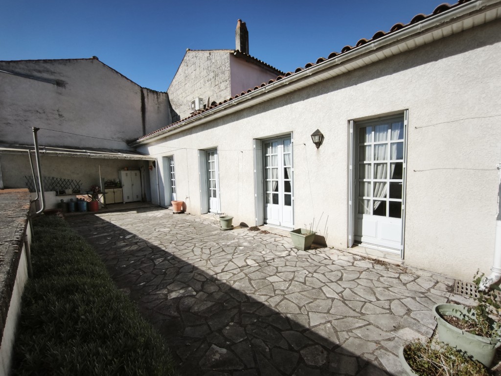 PONS CENTRE-VILLE – MAISON DE PLAIN-PIED AVEC BELLE VUE DÉGAGÉE