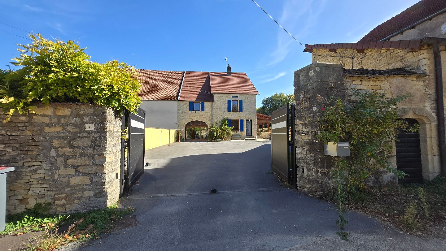 Grande maison avec dépendence à Ecuelle