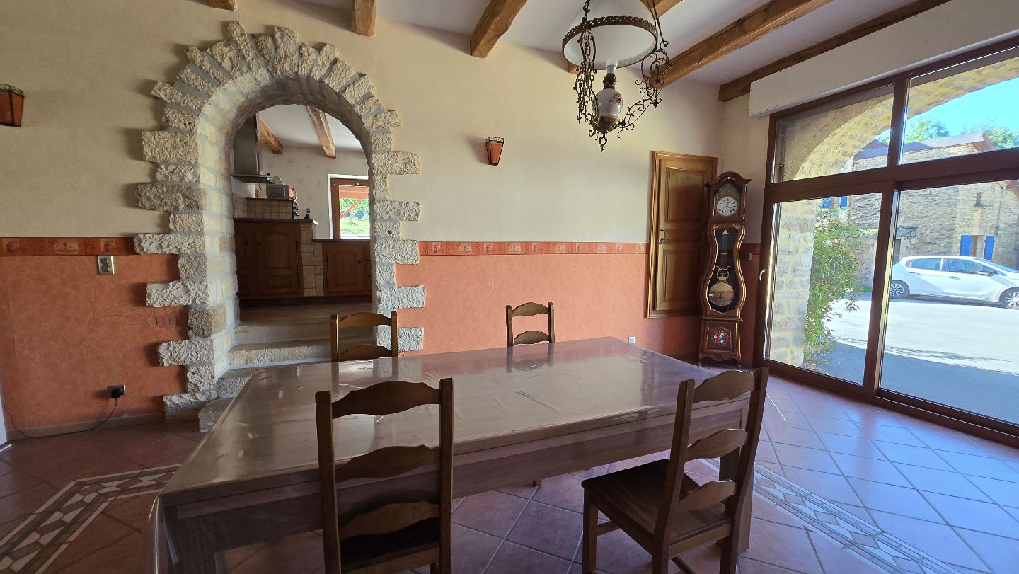 Grande maison avec dépendence à Ecuelle