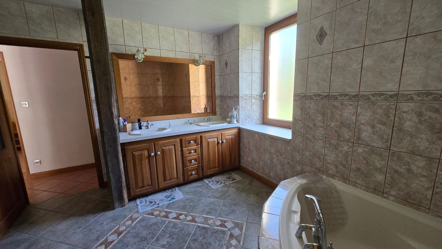 Grande maison avec dépendence à Ecuelle