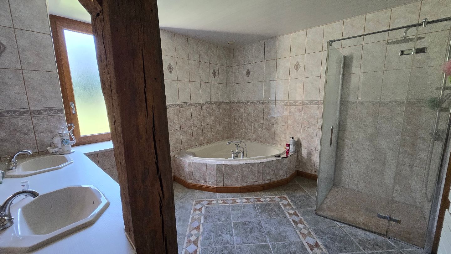 Grande maison avec dépendence à Ecuelle