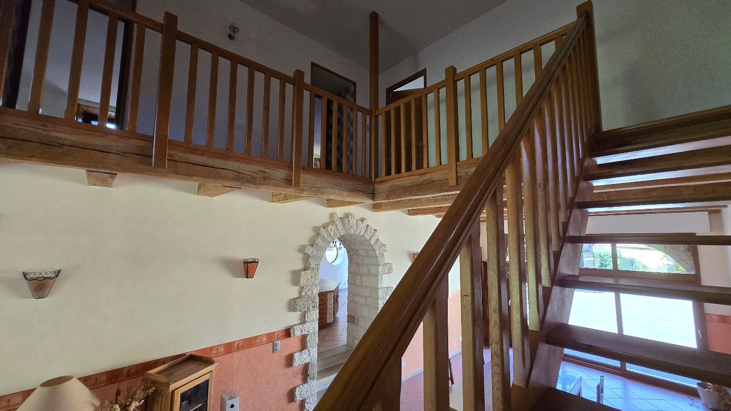 Grande maison avec dépendence à Ecuelle