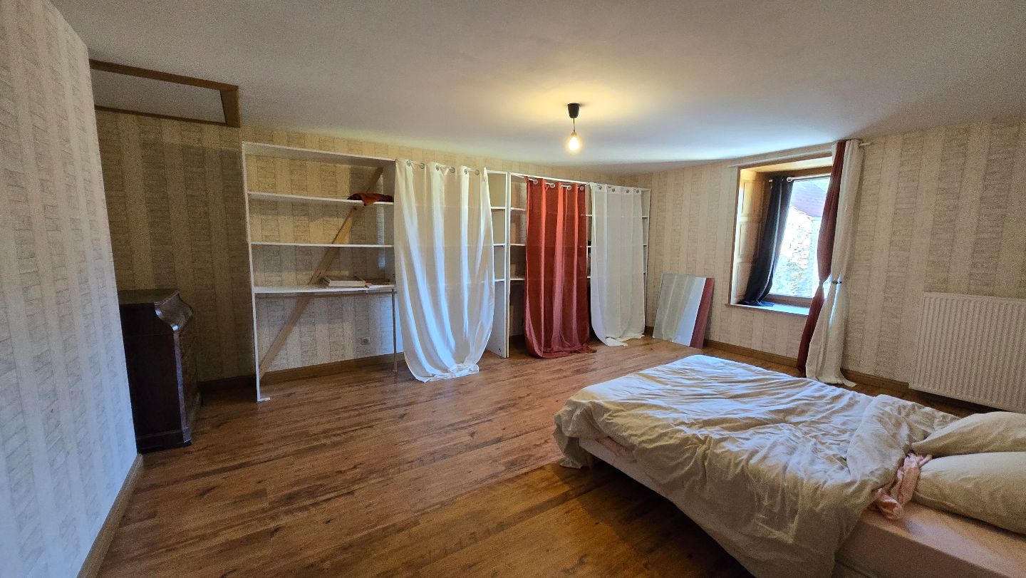 Grande maison avec dépendence à Ecuelle