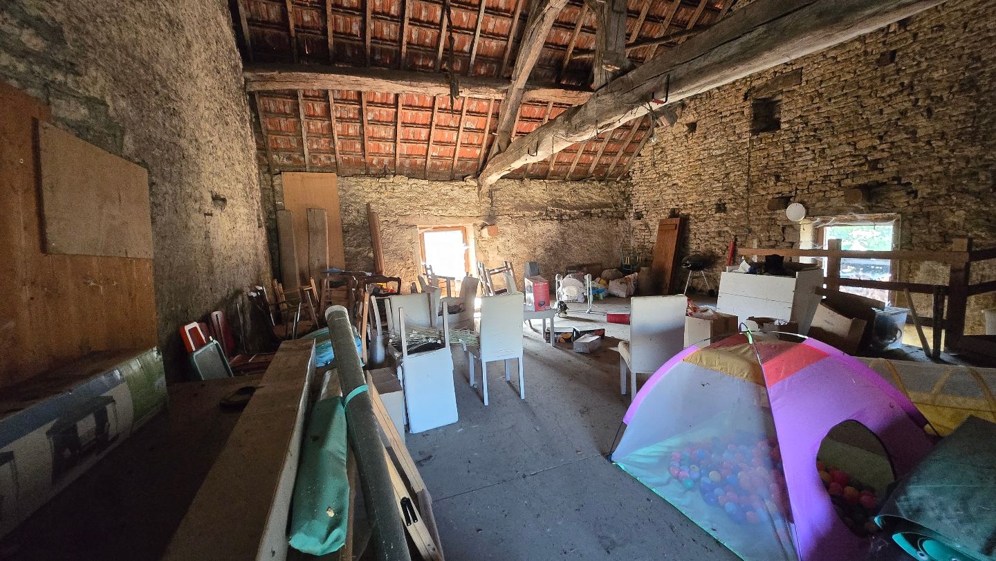Grande maison avec dépendence à Ecuelle