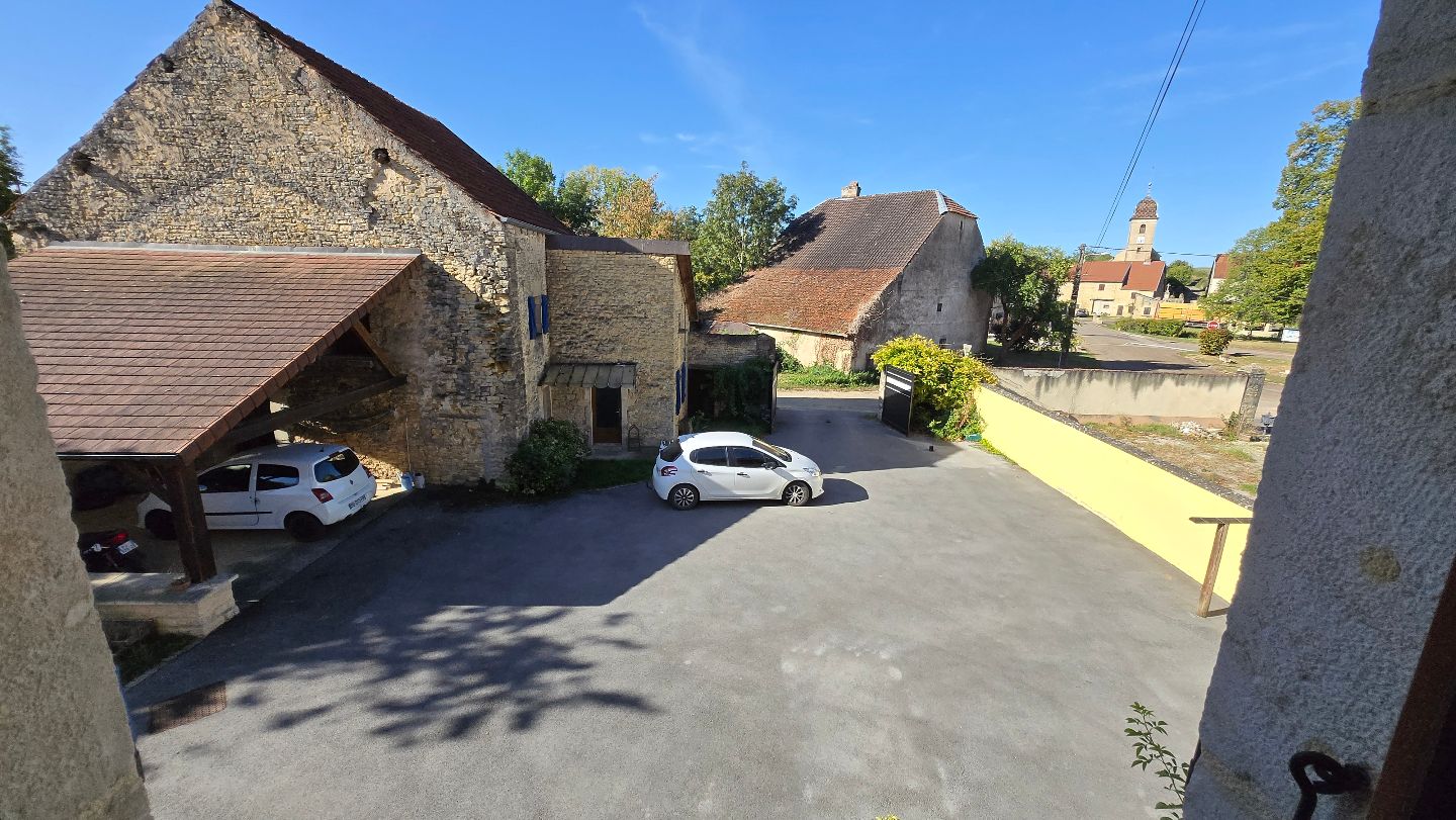 Grande maison avec dépendence à Ecuelle