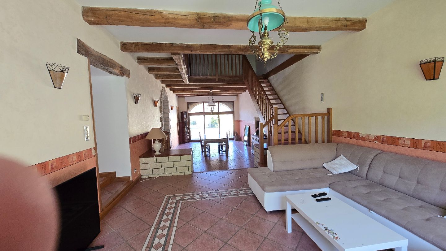 Grande maison avec dépendence à Ecuelle