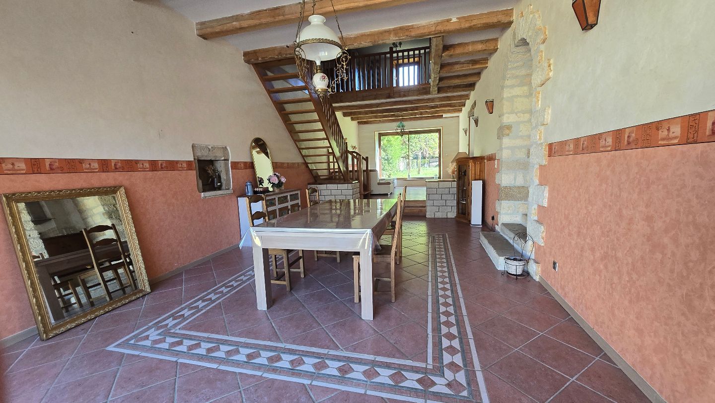 Grande maison avec dépendence à Ecuelle