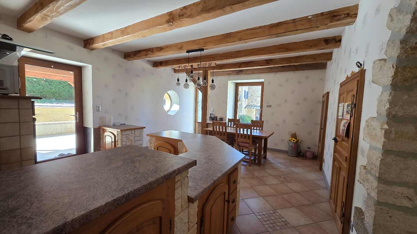 Grande maison avec dépendence à Ecuelle
