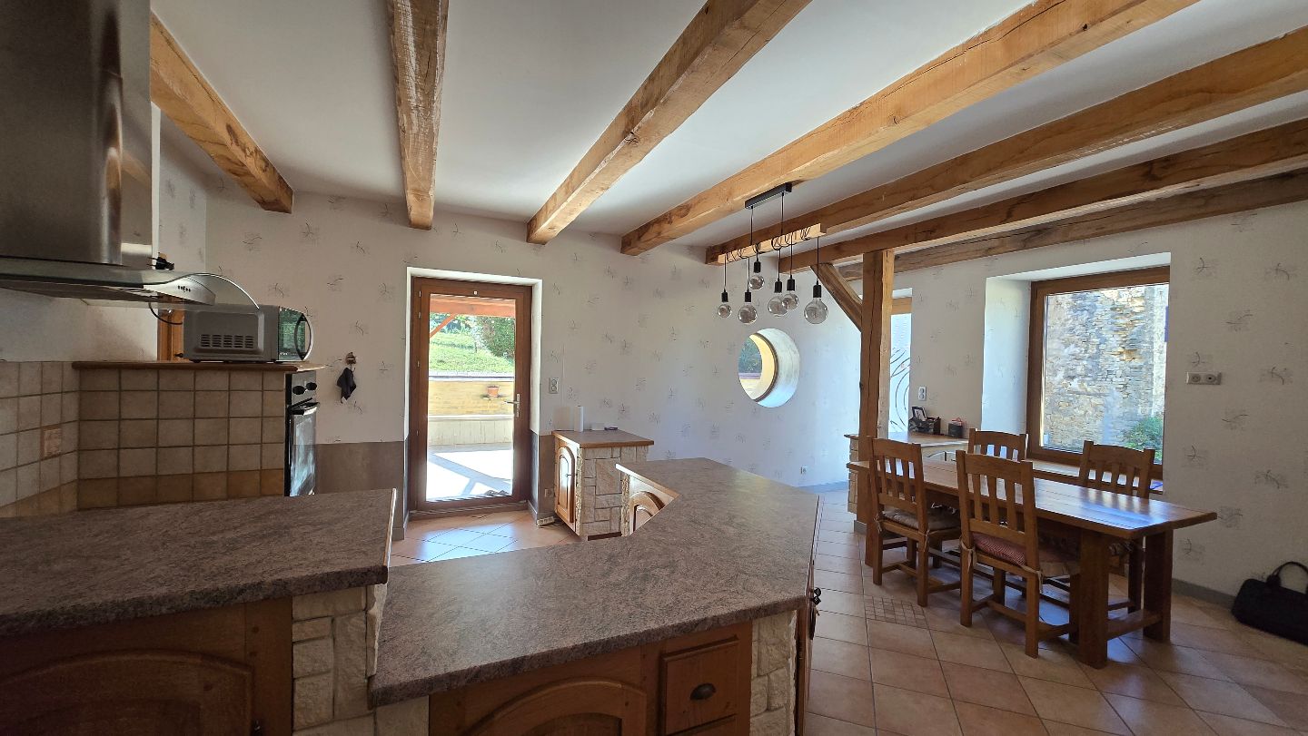 Grande maison avec dépendence à Ecuelle