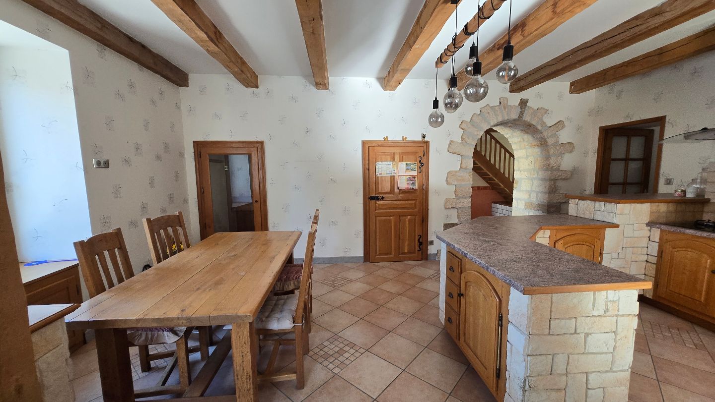 Grande maison avec dépendence à Ecuelle
