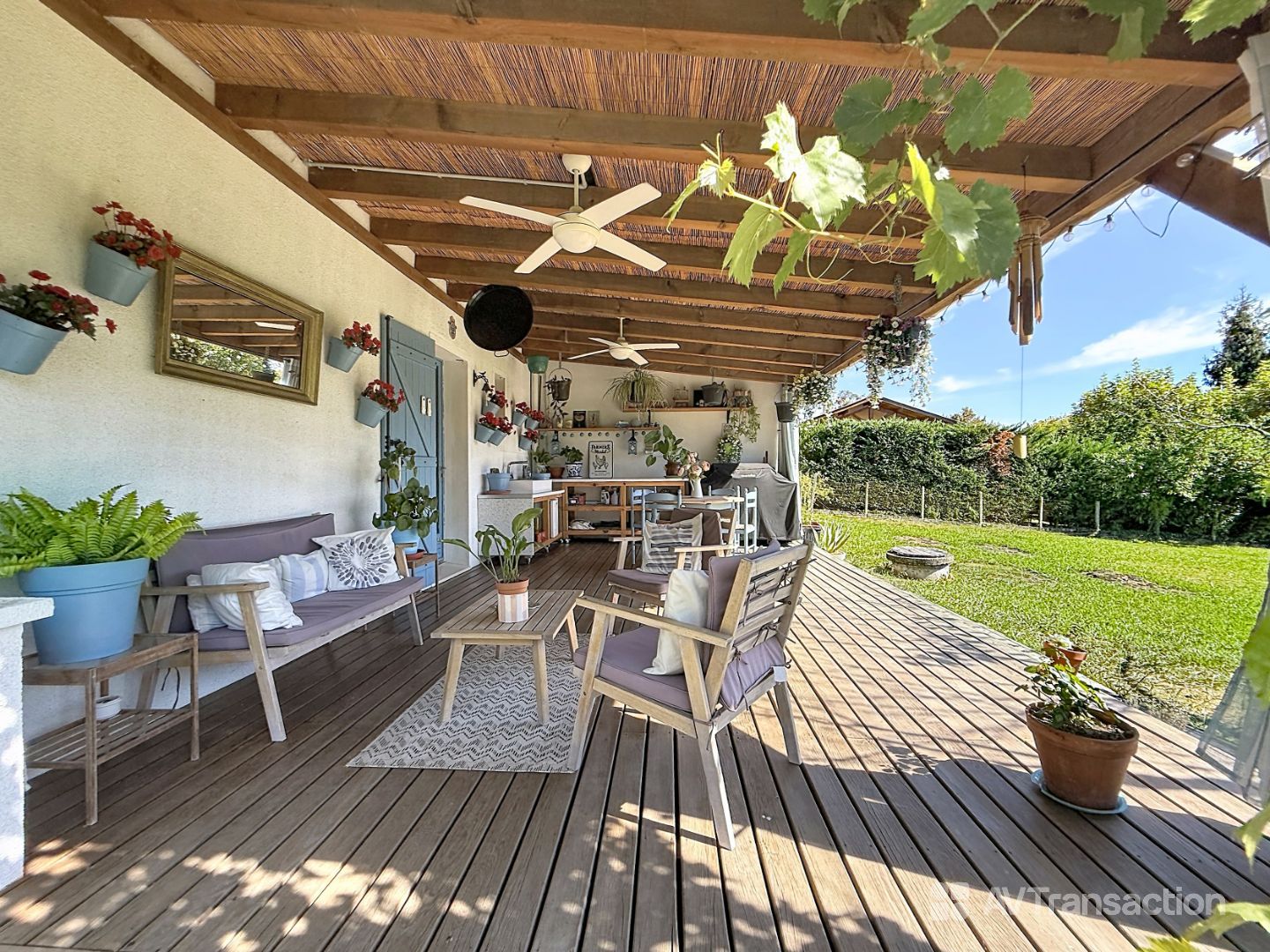 MAISON DE PLAIN-PIED PLEINE DE CHARME AVEC GRAND TERRAIN