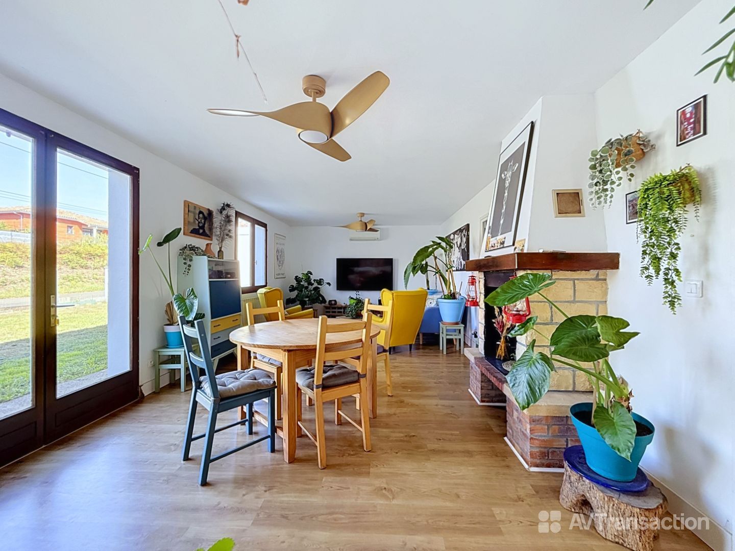 MAISON DE PLAIN-PIED PLEINE DE CHARME AVEC GRAND TERRAIN
