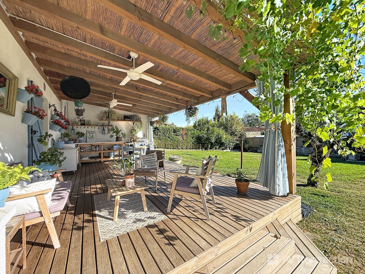MAISON DE PLAIN-PIED PLEINE DE CHARME AVEC GRAND TERRAIN
