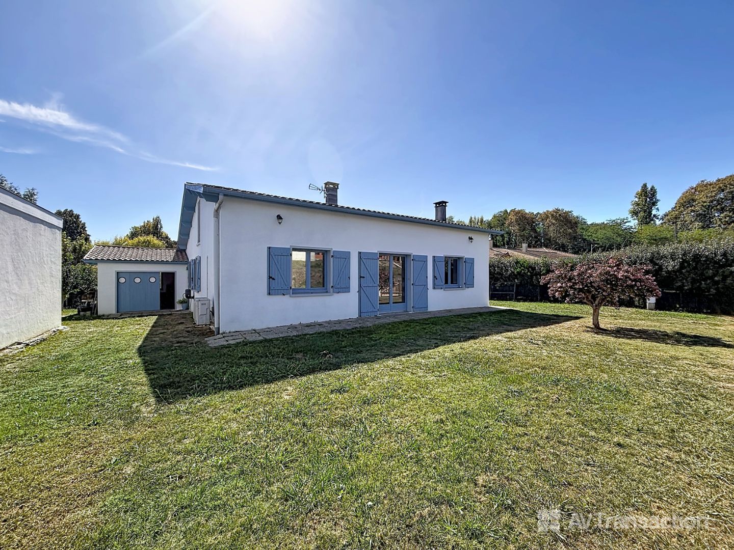 MAISON DE PLAIN-PIED PLEINE DE CHARME AVEC GRAND TERRAIN