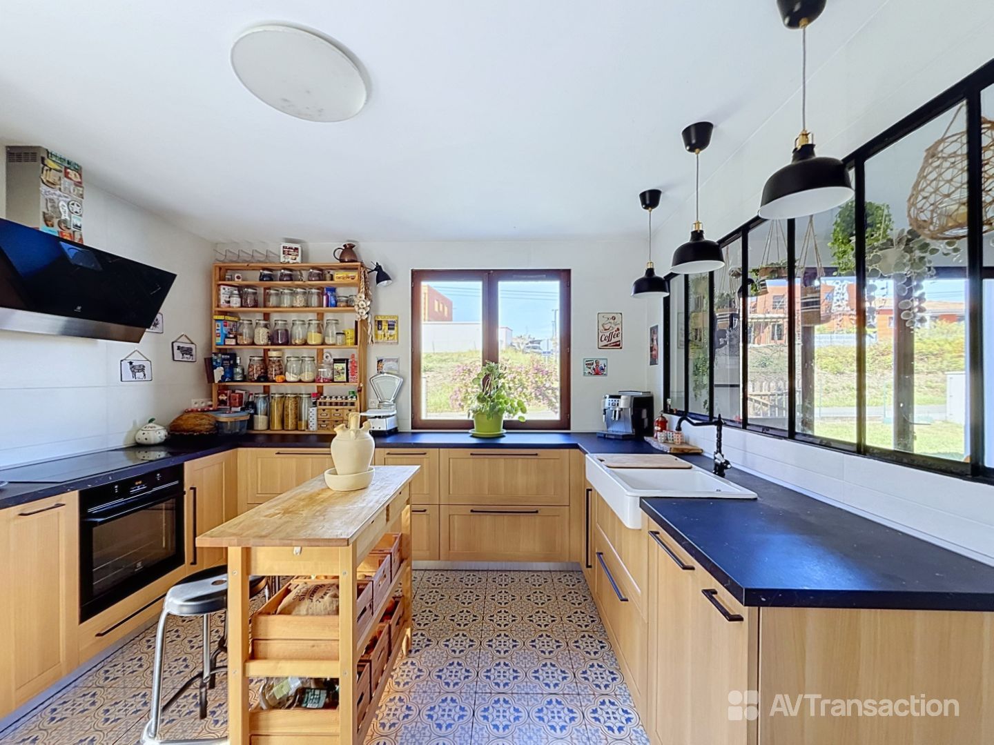 MAISON DE PLAIN-PIED PLEINE DE CHARME AVEC GRAND TERRAIN