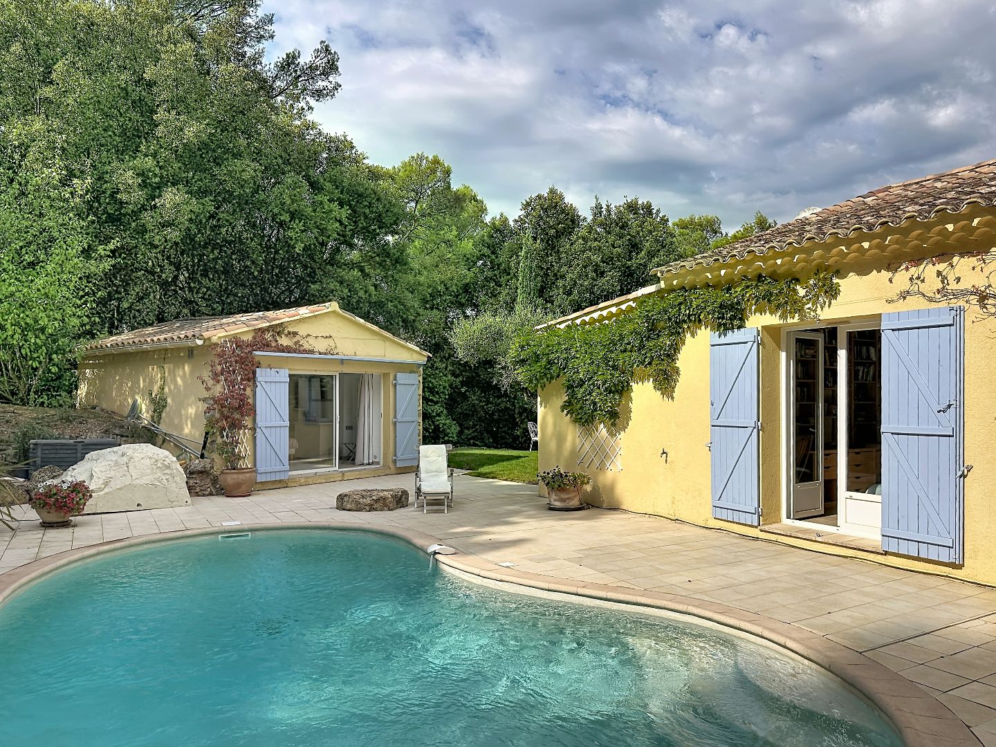 Impeccable villa de plein pieds avec pisicne et studio au calme 
