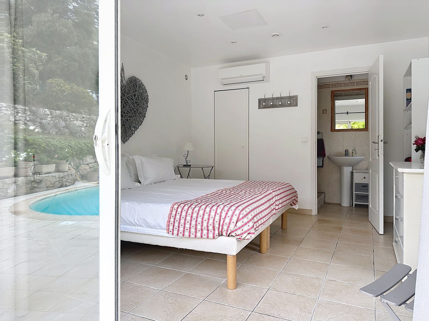 Impeccable villa de plein pieds avec pisicne et studio au calme 