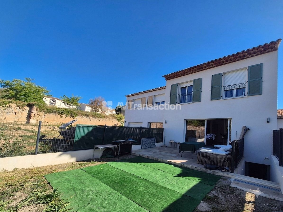 Maison de 2025 à proximité immédiate du village