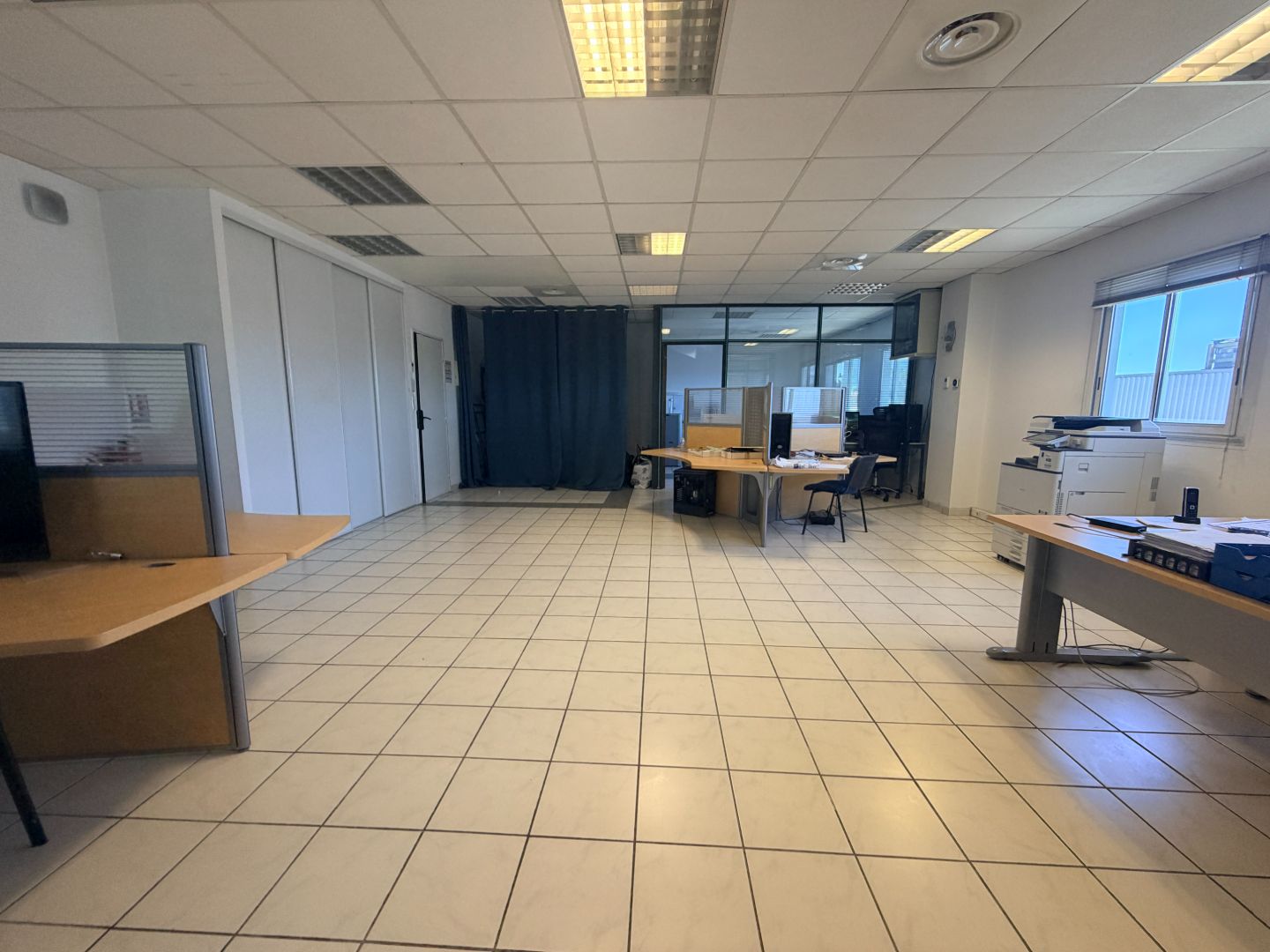 Nîmes ouest : locaux commerciaux à vendre, à l'unité où en lot